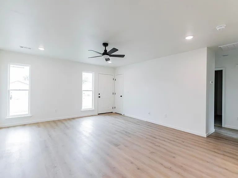 1802 S 14th Pl — Photo 2
