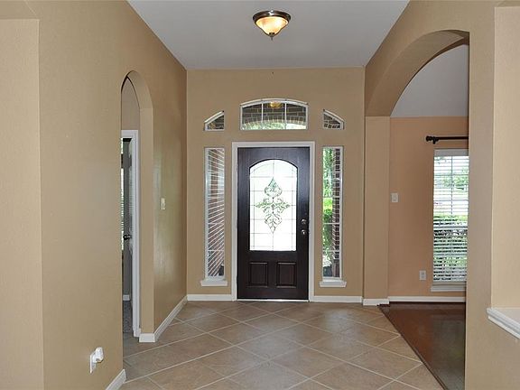 Bright and ample foyer.