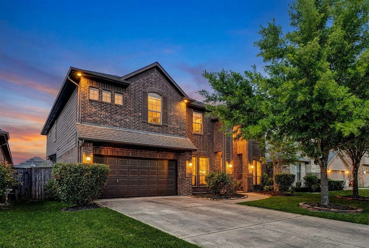 6 bed, 4.0 bath, 4252 sqft, $4,600 — Photo 1