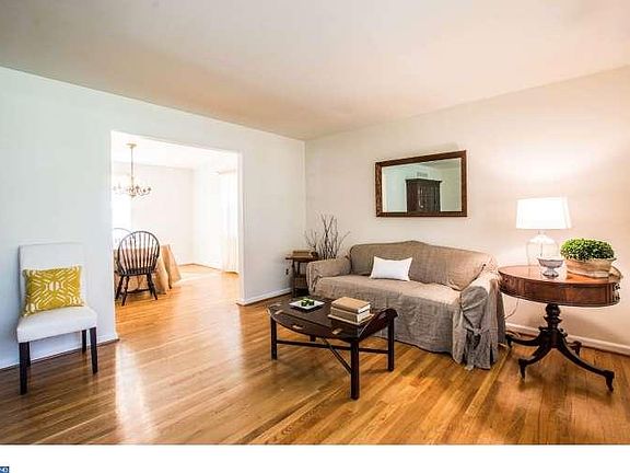 3rd image of 13 Winterbury Cir