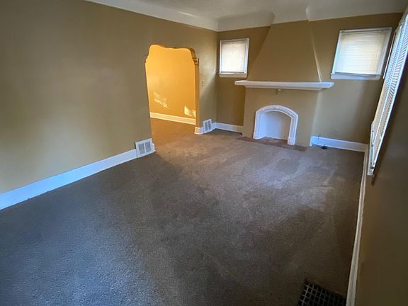 3rd image of 15887 Robson St