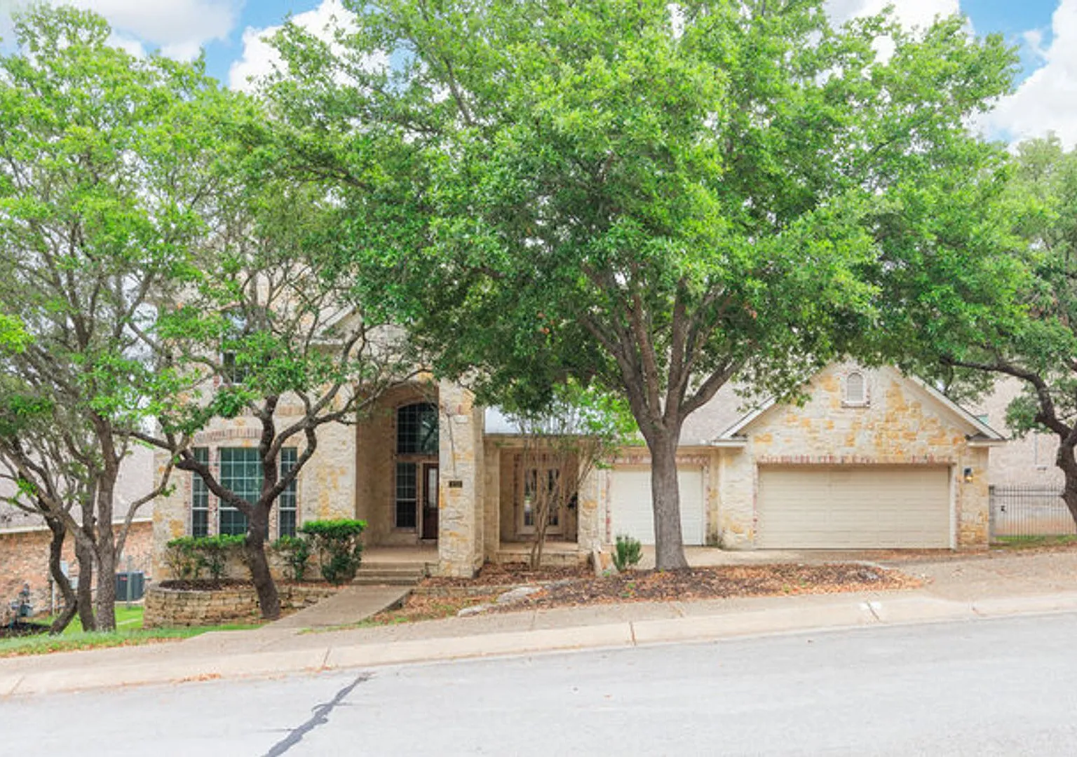 Spacious 2 Story 5 Bedroom , 4 full bathrooms located in Stone Oak! — Photo 1
