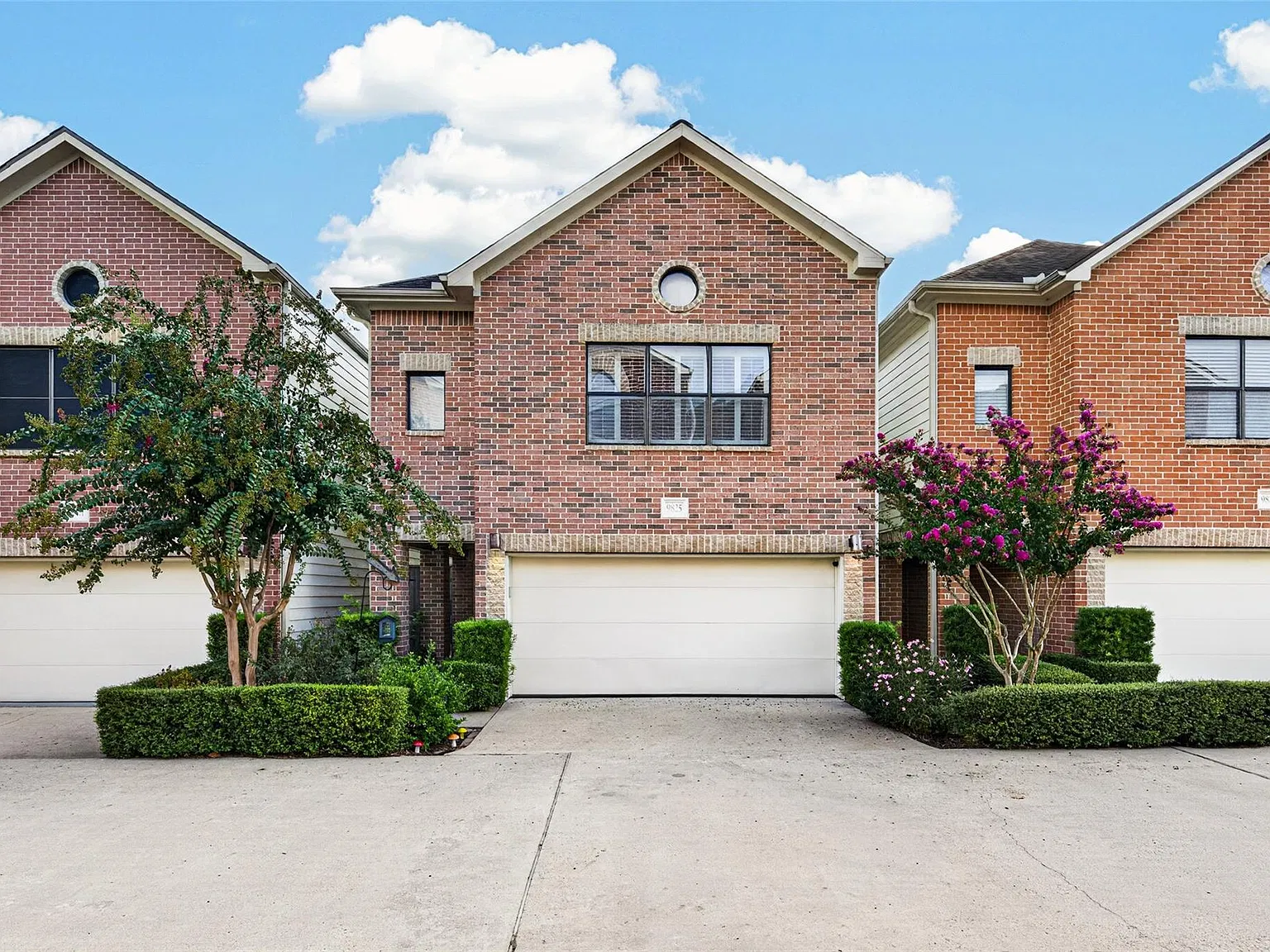 3 bed, 2.5 bath, 2459 sqft, $2,350 — Photo 2