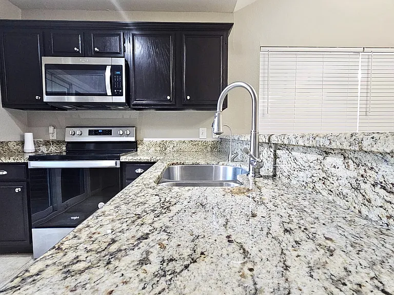 500 Lake Forest Dr — Photo 8
