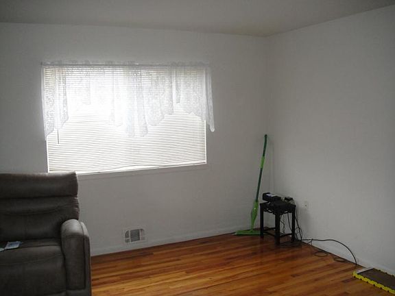 4th image of 9806B Minnesota St