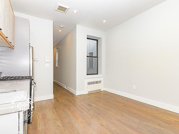 4th image of 409 Chauncey St #3L
