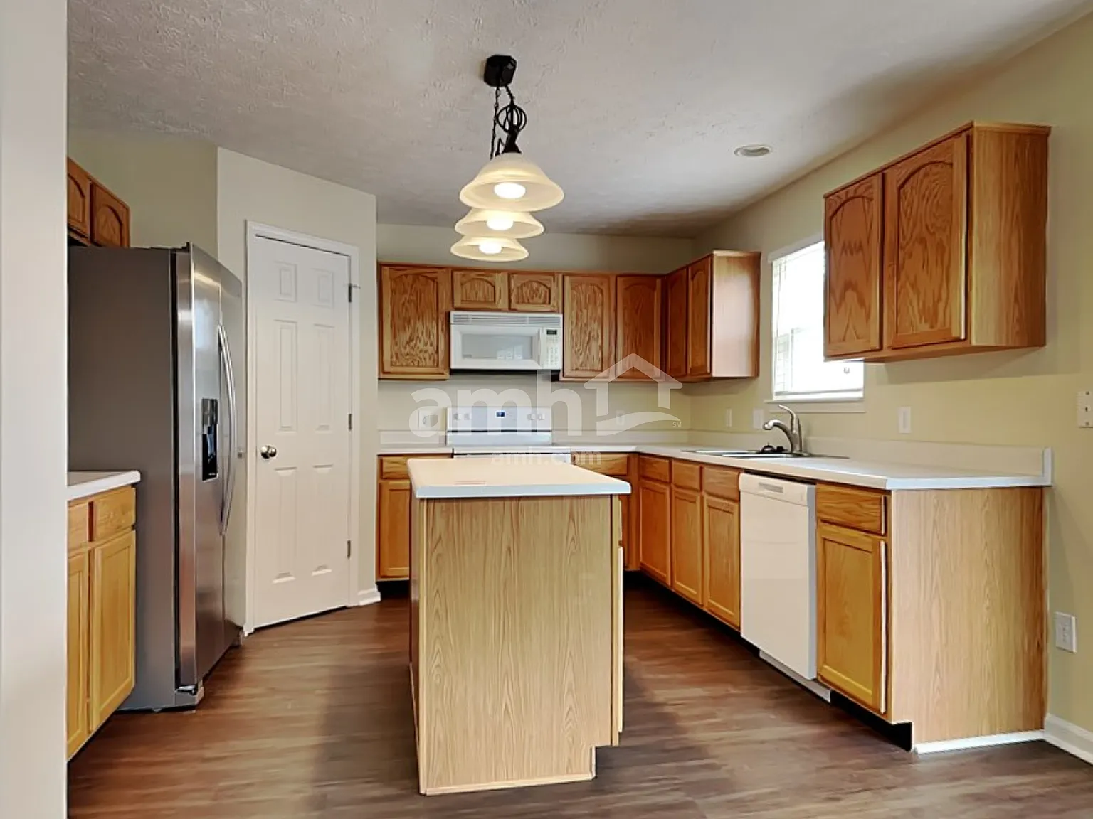 4 bed, 2.5 bath, 2354 sqft, $2,360 — Photo 3