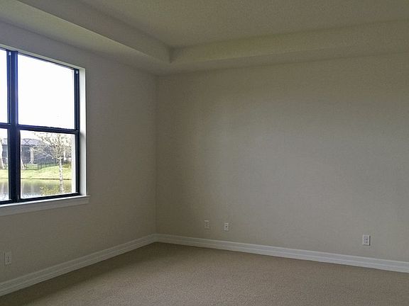 5th image of 310 SE Huntington Cir