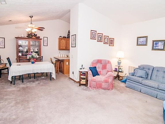 2nd image of 850 Round Hill Ct
