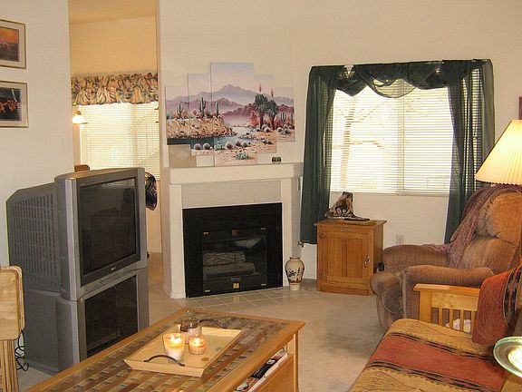 Family room w/gas fireplace...