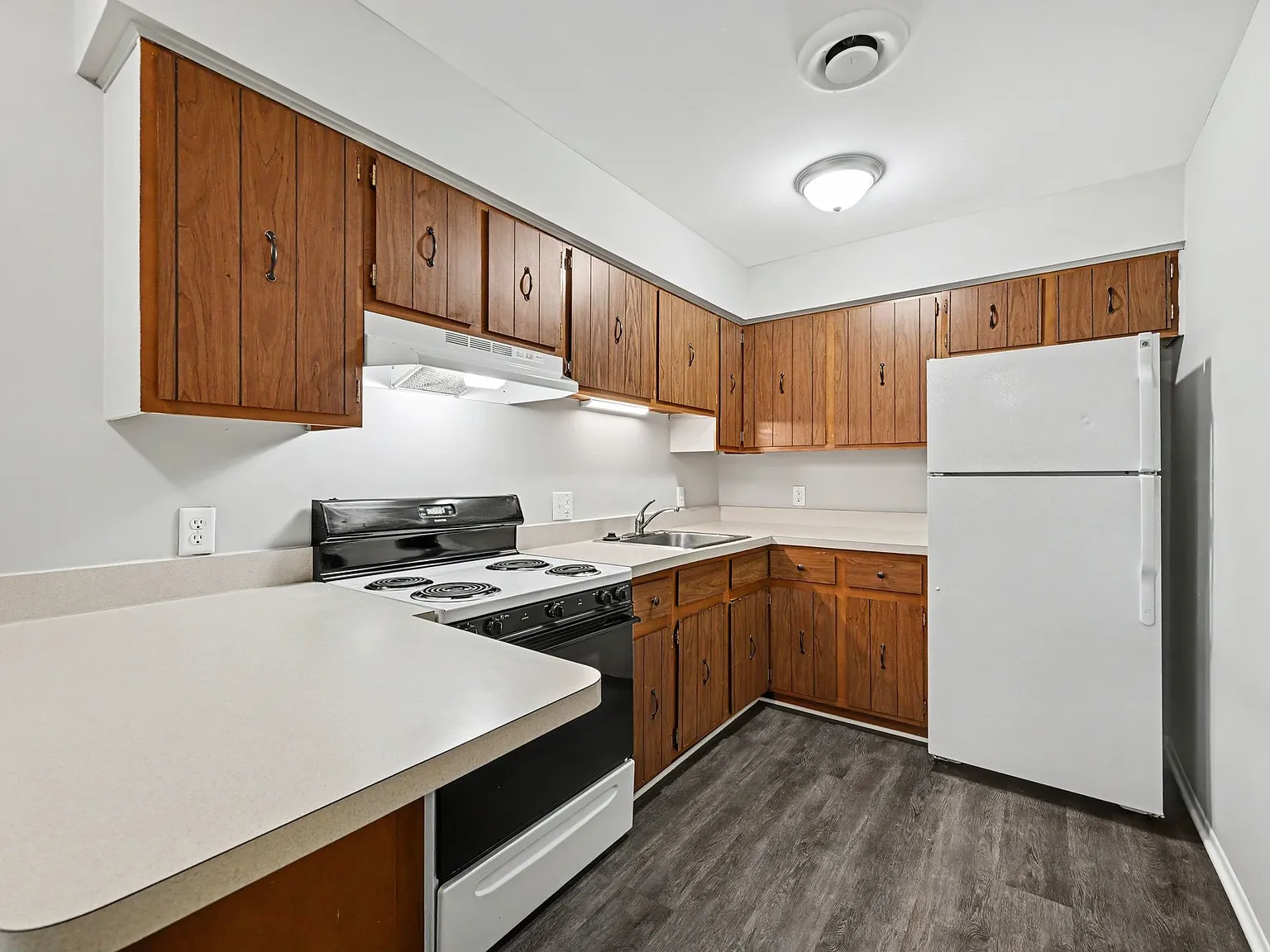 Brenton Woods Apartments - G — Photo 4