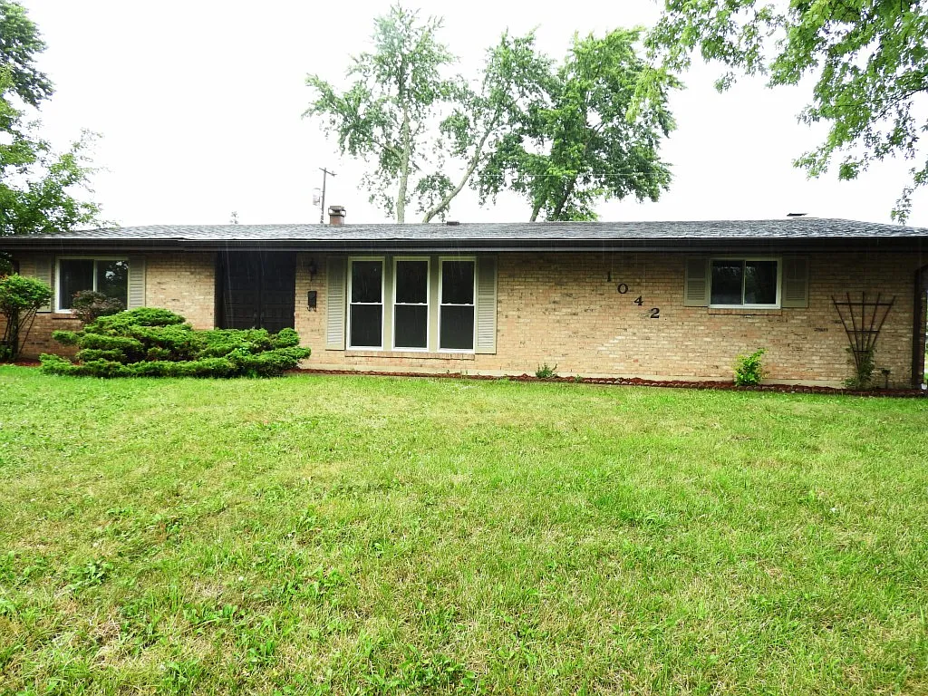 1042 Heathwood Dr photo 1