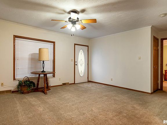 5th image of 907 Market Ave
