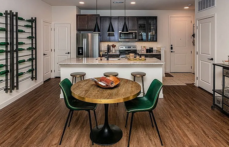 Lakeline Crossing Apartments — Photo 15