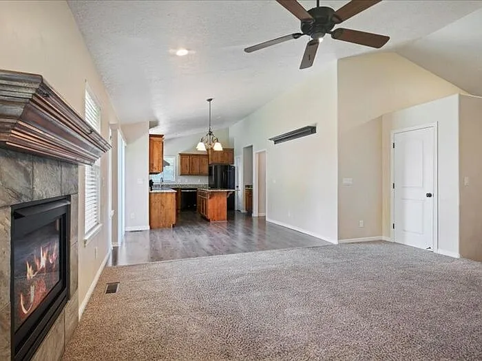 3 bed, 2.0 bath, 2997 sqft, $2,495 — Photo 4
