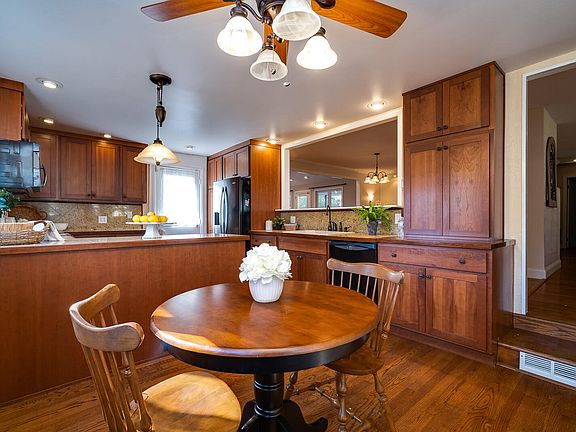 3rd image of 215 Green Valley Dr