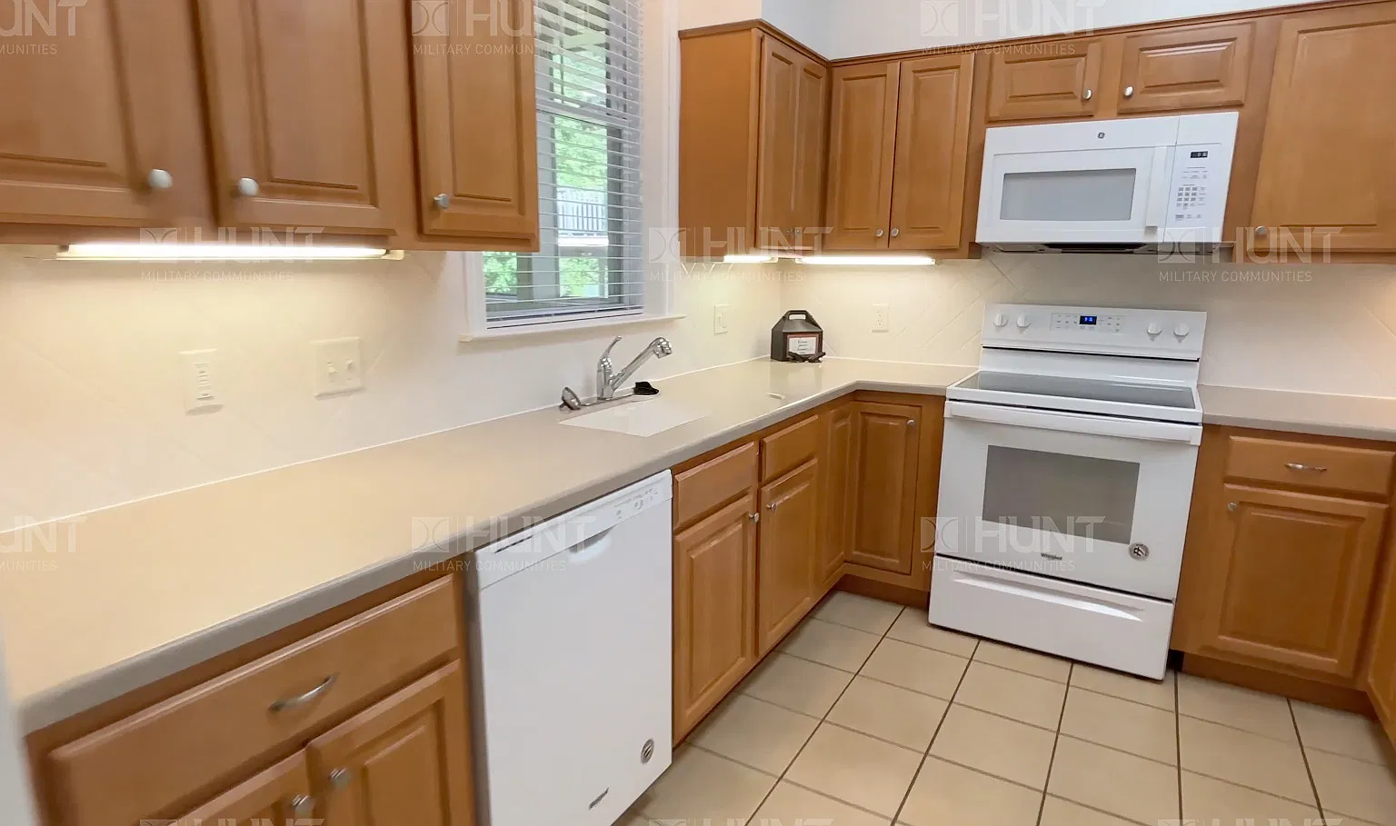 3 bed, 2.5 bath, 1900 sqft, $6,081 — Photo 4