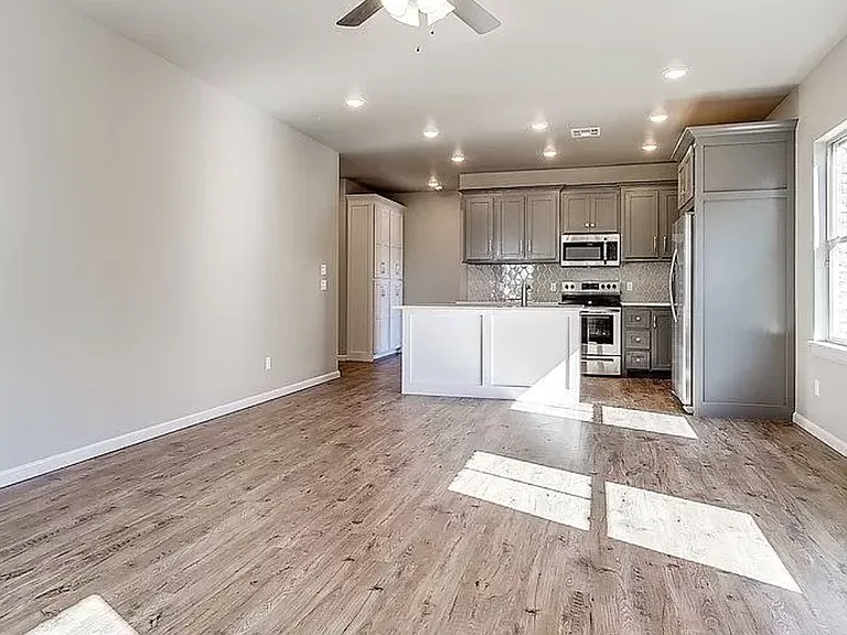 41 E Hurd St — Photo 5