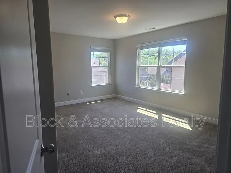 5553 Marblehead Dr — Photo 10