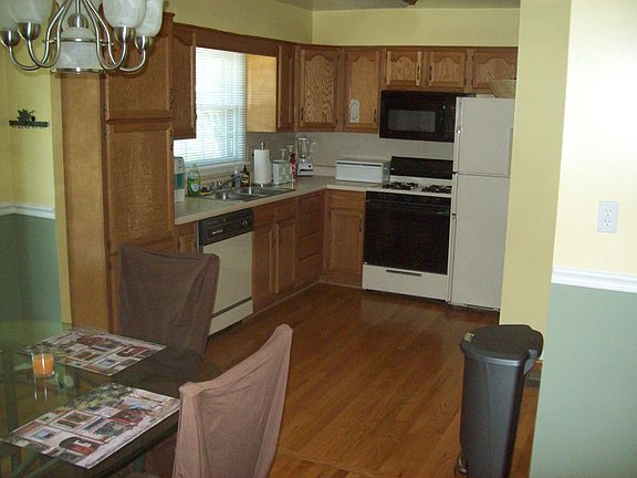 EAT-IN KITCHEN