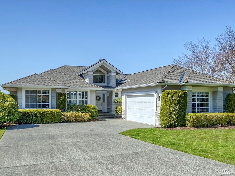 55 Sea Breeze is a lovely single-level home in Teal Lake Village minutes from the Bay Club and Port Ludlow Golf Club.