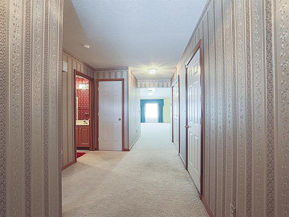 5th image of 853 Dorothy Ln