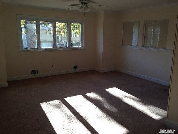 2nd image of 10 Roslyn Ct