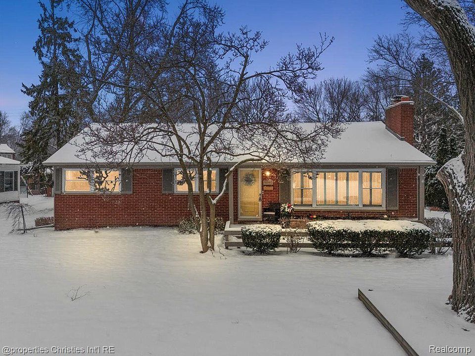 1st image of 16045 Kinross Ave