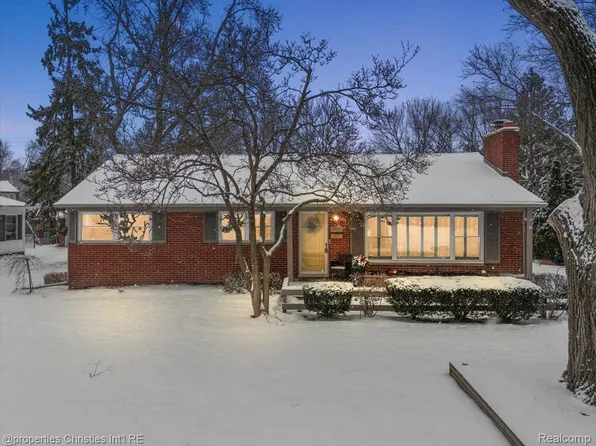 16045 Kinross Ave, Beverly Hills, MI 48025