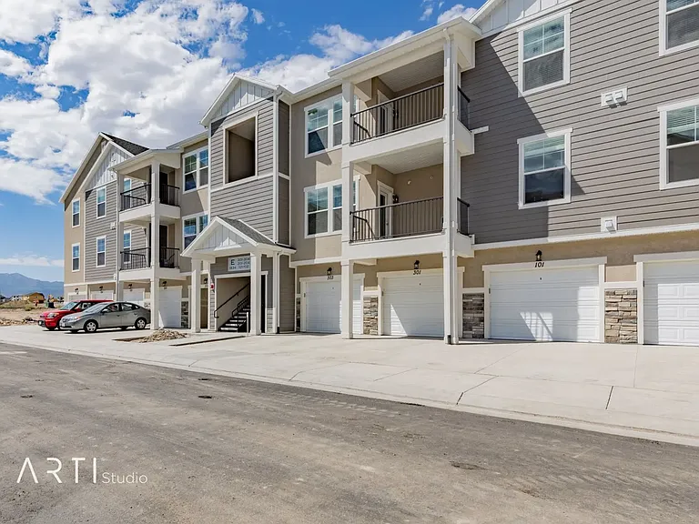 1834 W Newcastle Ln #E303 — Photo 1