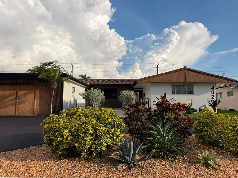 4020 Lincoln St — Photo 1