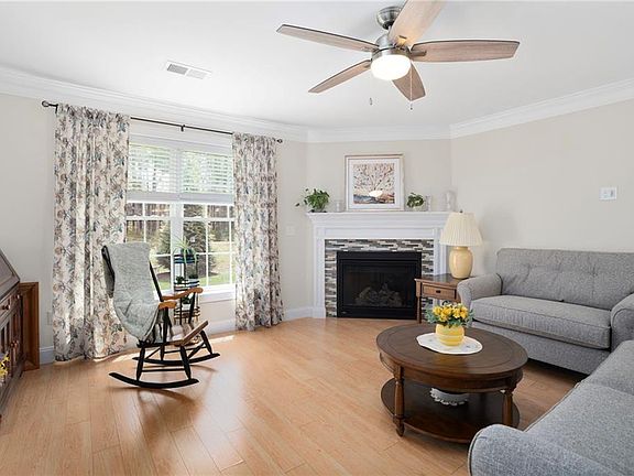 4th image of 38 Rivers Edge Dr