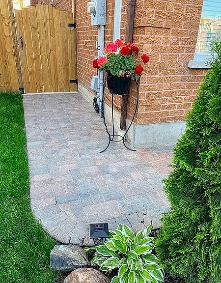 61 Silverbirch Pl — Photo 3