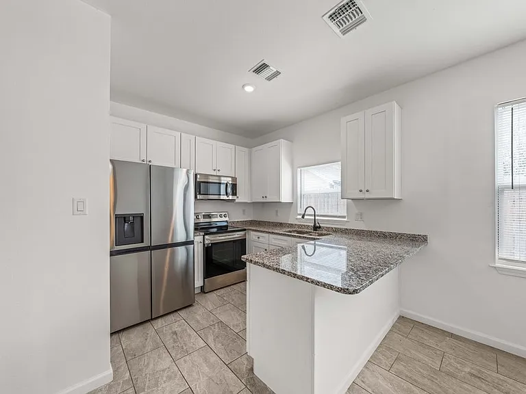 323 Gabriel St #201 — Photo 11