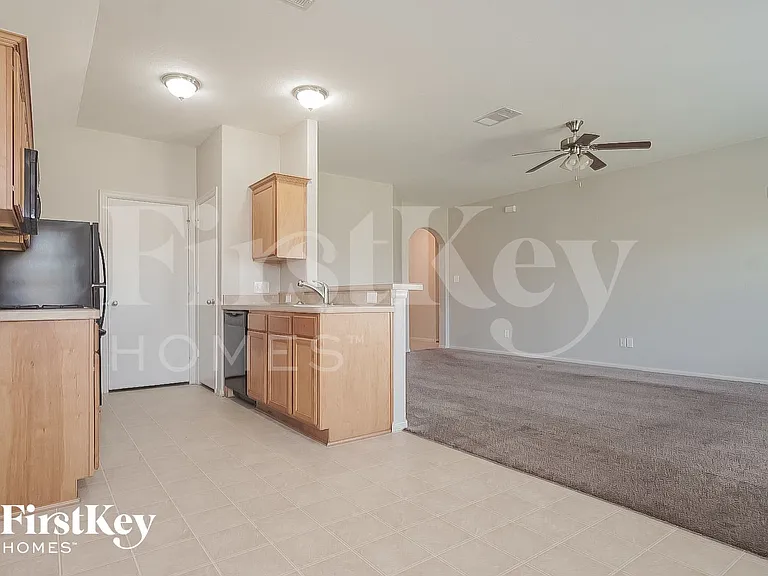106 W Red Oak Ln — Photo 5