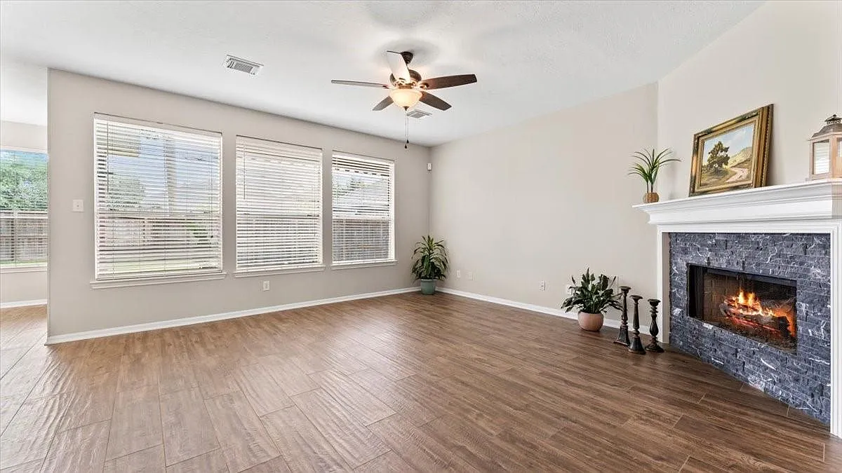 4 bed, 2.5 bath, 2424 sqft, $2,500 — Photo 4