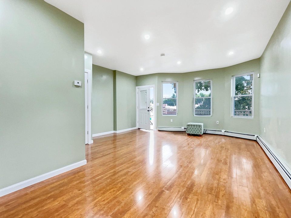 1st image of 238 Victory Blvd Floor 1