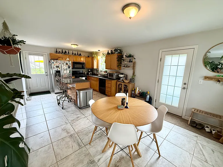 5 Eastman Ave — Photo 8