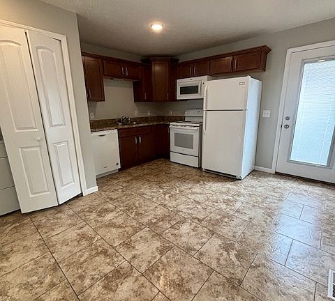 3rd image of 911 N Riverside Dr #11370269
