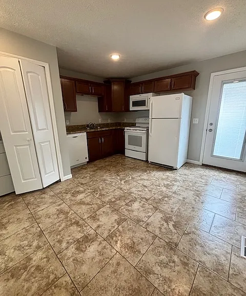 911 N Riverside Dr — Photo 24