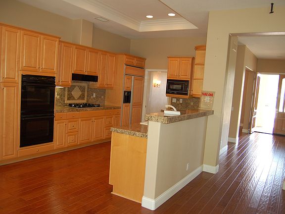 Upgraded Maple Kitchen cabinets!