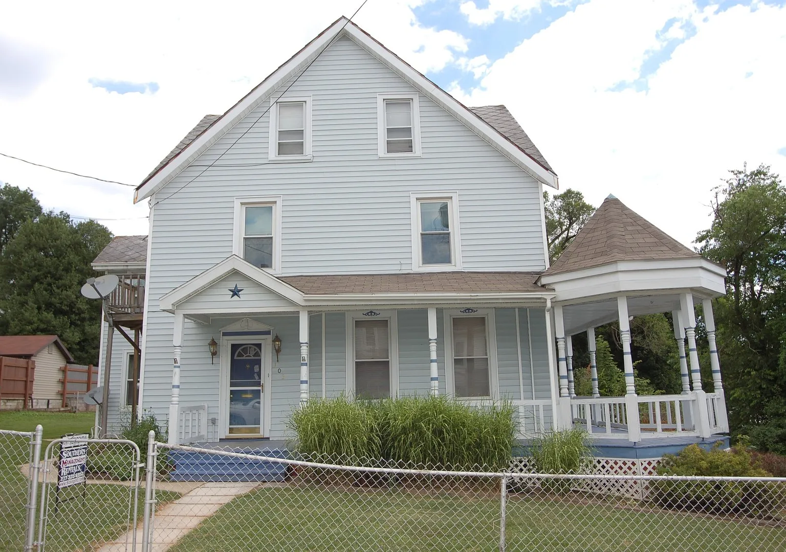 3 Bedroom Victorian Style House — Photo 1