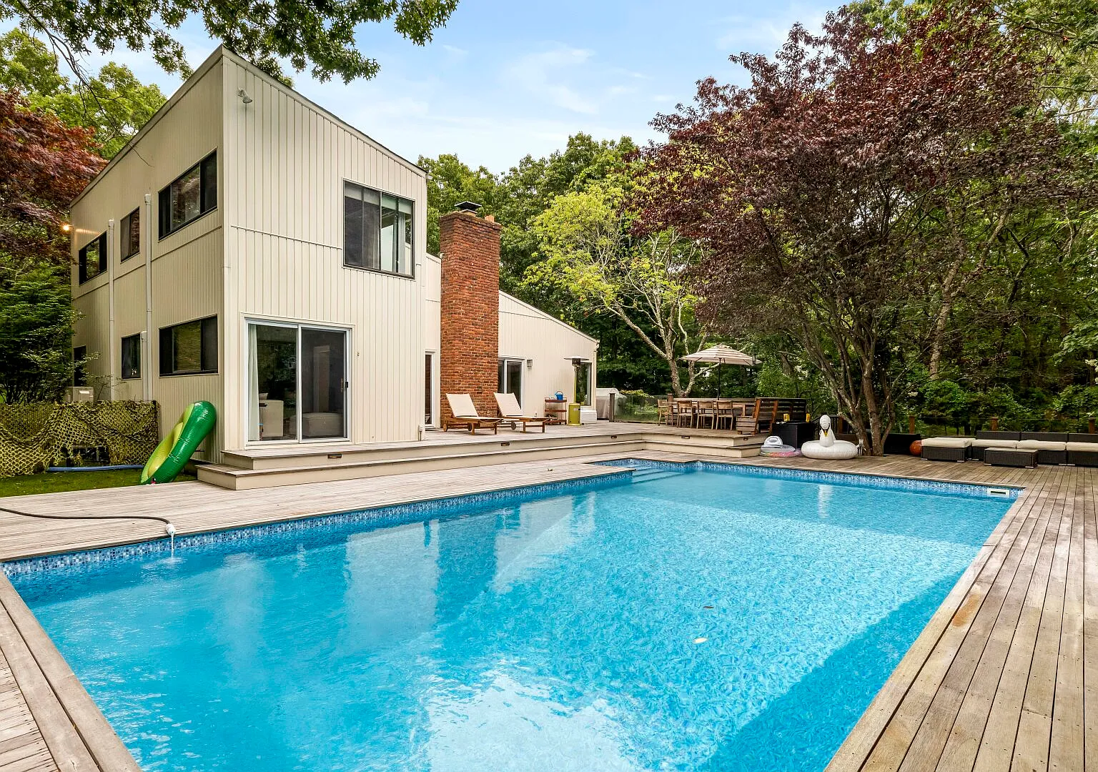 Perfectly secluded and contemporary home with private pool — Photo 1