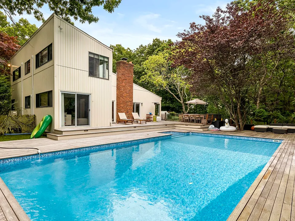 106 Peconic Hills Dr