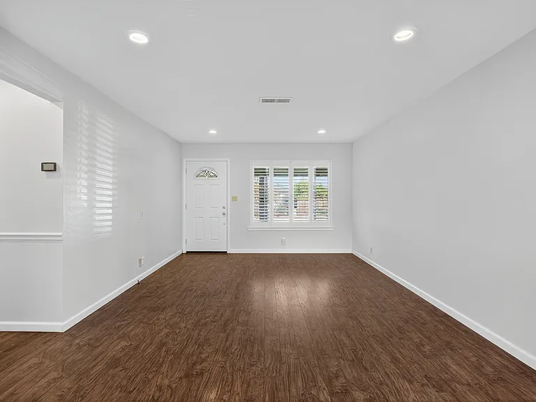 899 Ebbets Dr — Photo 3
