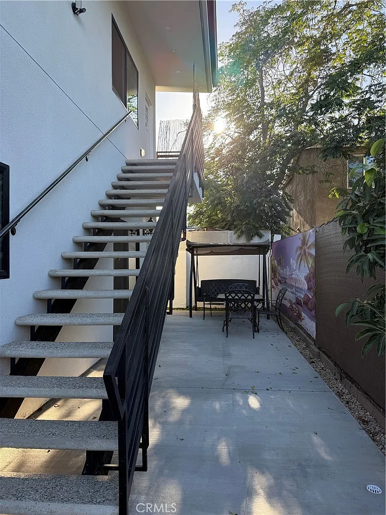 2 bed, 866 sqft, $2,700 — Photo 1