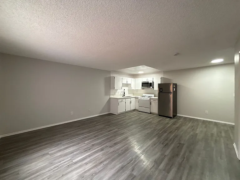 226 South Serrano — Photo 40