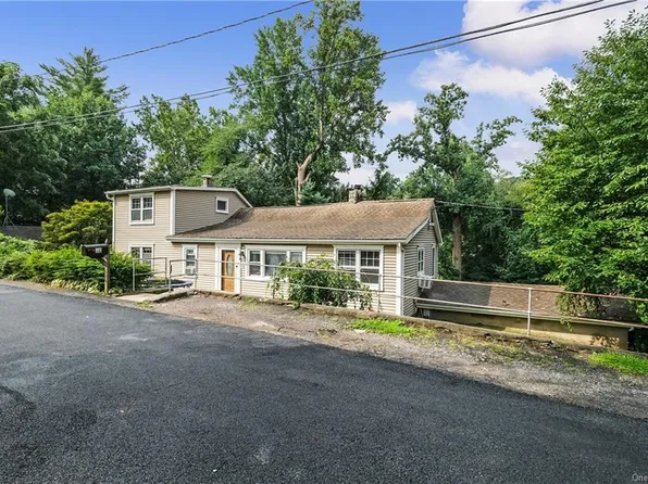 60 Circle Rd, Lake Peekskill, NY 10537