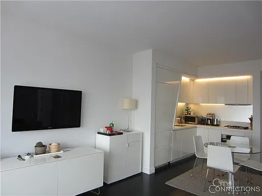 Rented by City Connections Realty | media 43