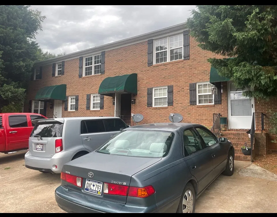 3 bed, 1.5 bath, 1000 sqft, $1,095 — Photo 1